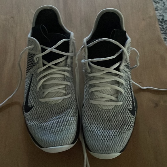 Black and white LeBron Witness 4 - Picture 2 of 8